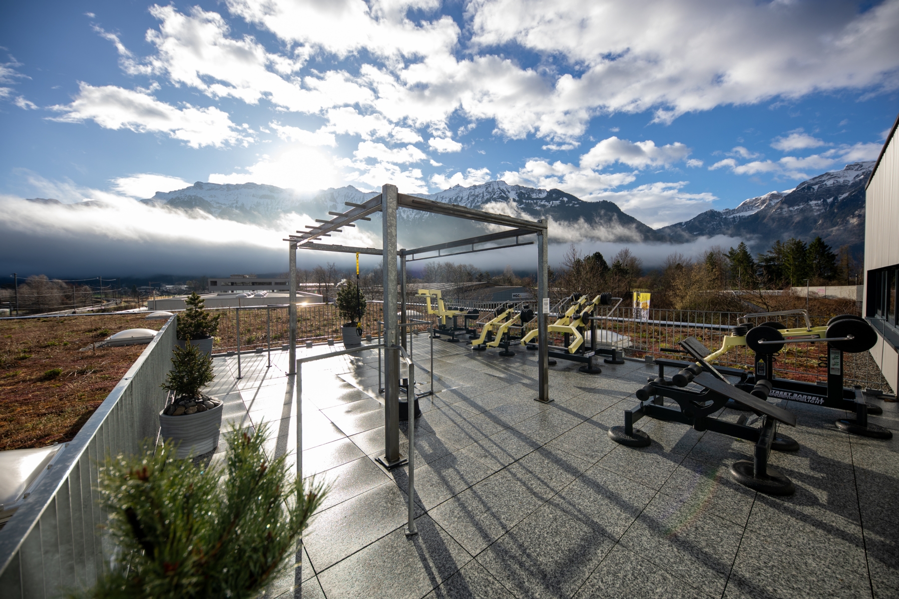 Outdoor-Terrasse am Standort Interlaken mit Blick auf ein beeindruckendes Bergpanorama im Hintergrund
