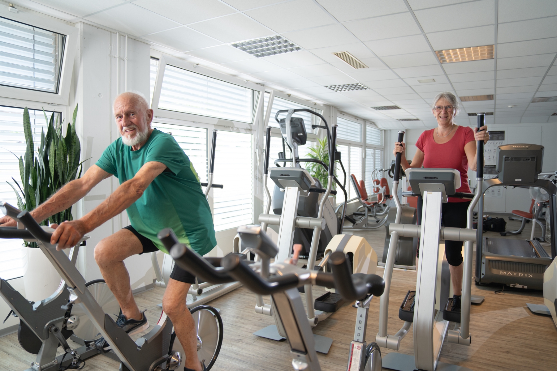 Trainierende Personen auf dem Velo und Crosstrainer im Ausdauerbereich in Heimberg